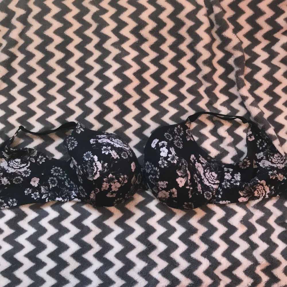 Black flower pattern bra